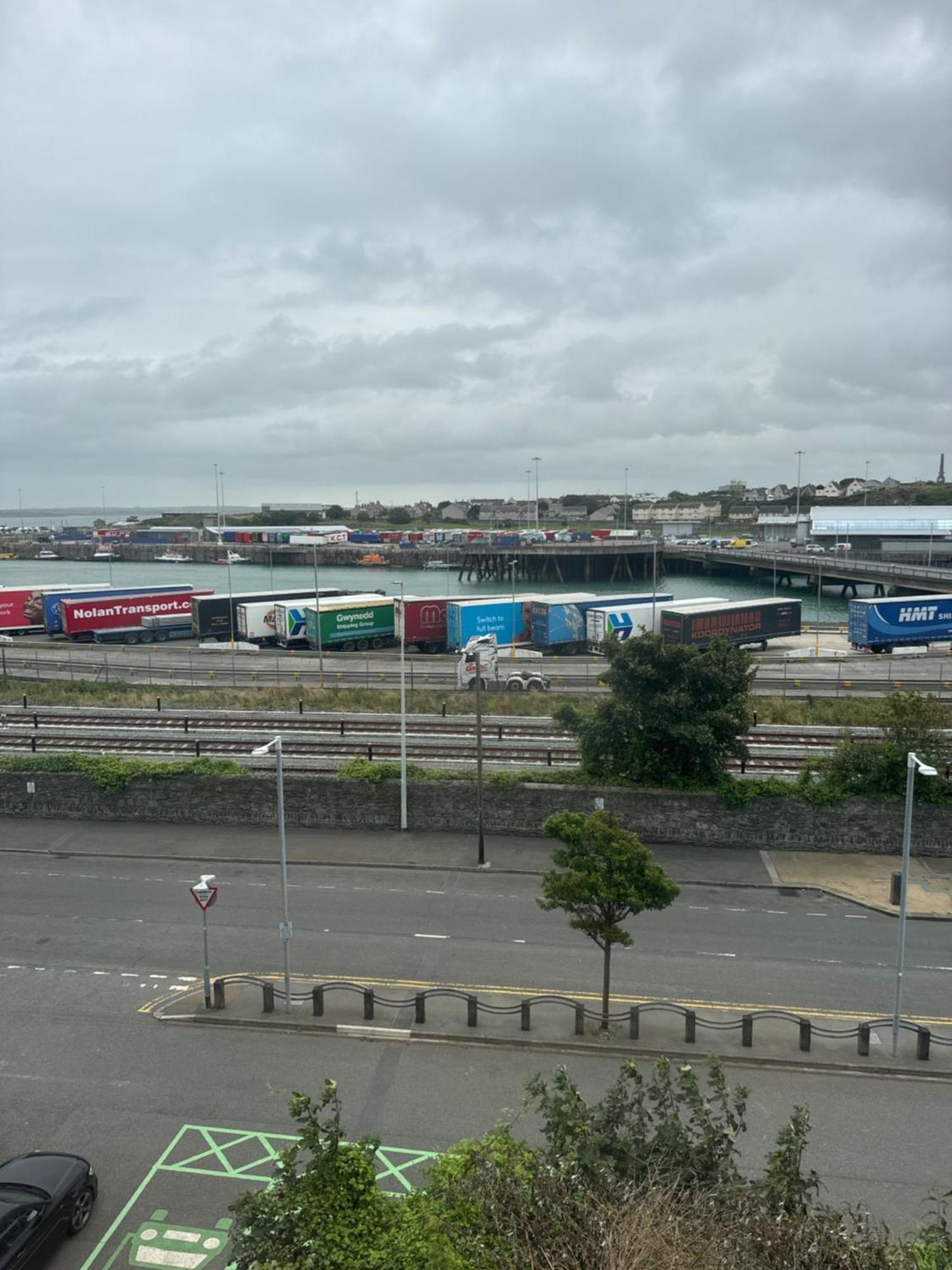Hotel Harbour Watch Holyhead Exterior foto